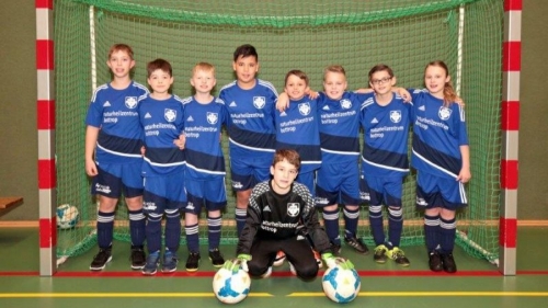 Die Kids stolz mit den neuen Trickots vom Naturheilzentrum Bottrop