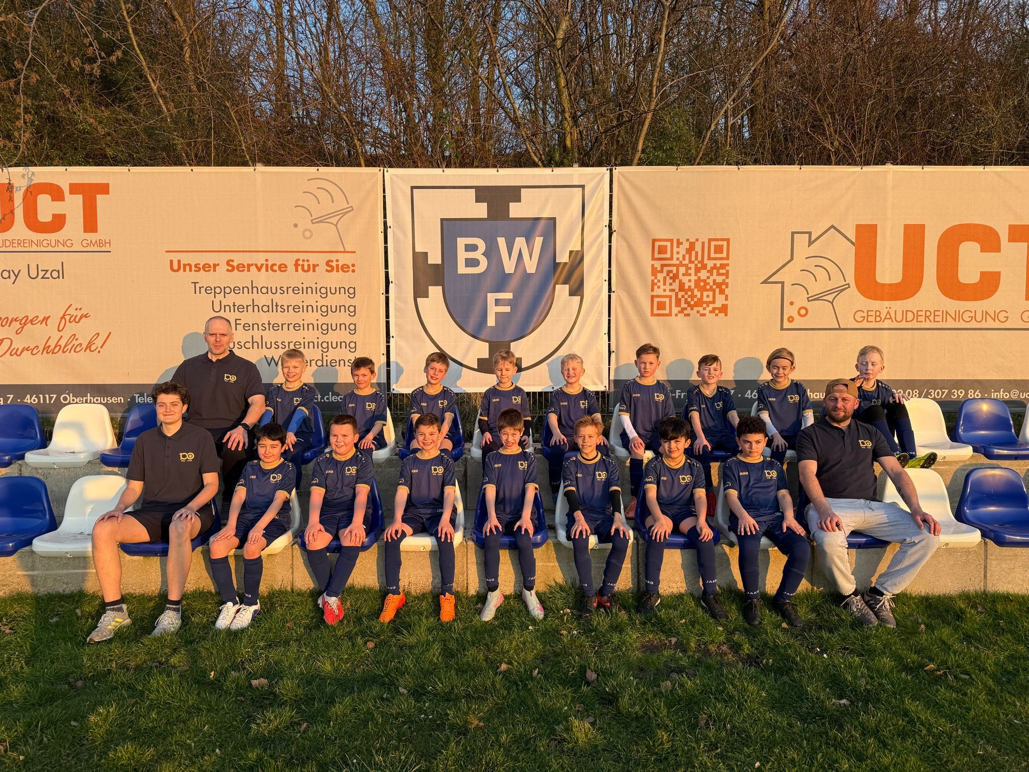 Teamfoto mit den neuen Trikots!